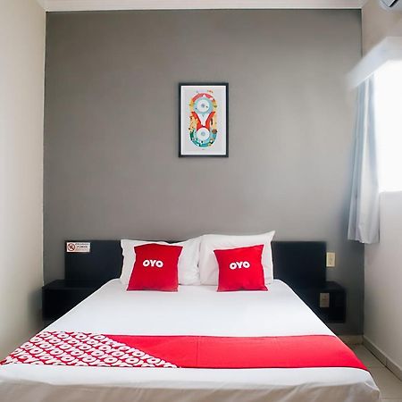 Oyo Cerrado Hotel, Campo Grande Кампо Гранде Екстериор снимка A bedroom at an OYO hotel in Jakarta, Indonesia