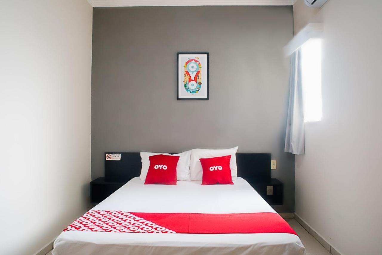 Oyo Cerrado Hotel, Campo Grande Кампо Гранде Екстериор снимка A bedroom at an OYO hotel in Jakarta, Indonesia